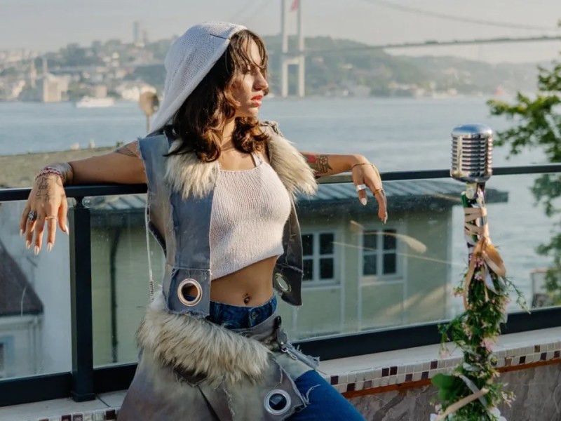 Melis Karaduman’dan kırık bir aşk hikayesi: ”Sevemezsin”